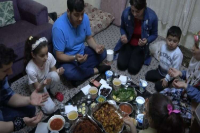 Yetim, öksüz ve kimsesizlerin iftar sofralarına misafir oluyorlar