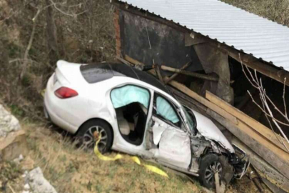 Şarampole uçan otomobil, samanlığın duvarına çarparak durabildi: 1 yaralı