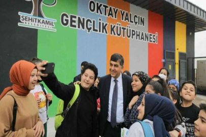 Fadıloğlu, Oktay Yalçın gençlik kütüphanesi öğrencilerini ziyaret etti