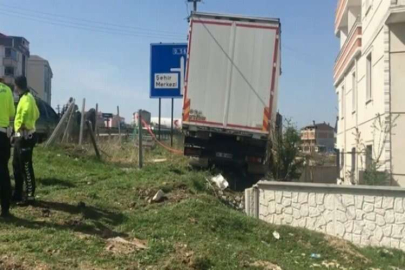 Direksiyon hakimiyetini kaybeden tır sürücüsü istinat duvarına çıktı