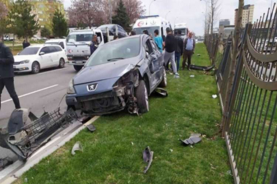 Tırın sıkıştırdığı otomobil orta refüje çıktı: 3’ü çocuk 4 yaralı