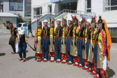 Türkiye’ye 3’uncüsü olan Halk oyunları ekibi ödüllendirildi