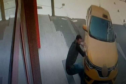 El freni çekilmeyen otomobili durdurmak isteyen esnaf ezildi