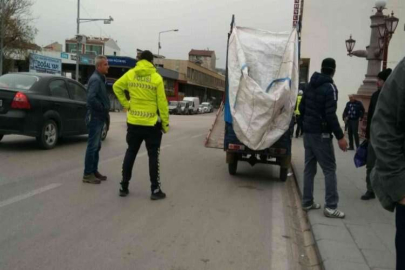 Polisle tartışan mülteciye vatandaşlar tepki gösterdi