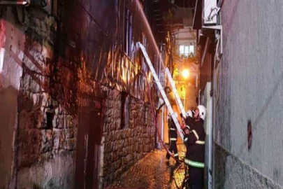 Depo yangını geceyi gündüze çevirdi