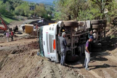 Osmaniye’de devrilen kamyonun sürücüsü yaralandı