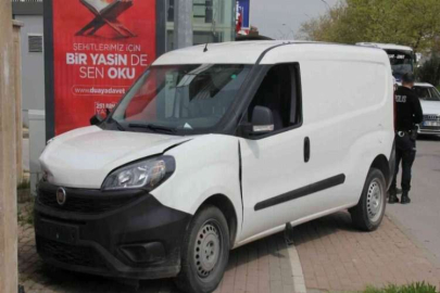 Otobüsün çarptığı araç duvara çarparak durabildi