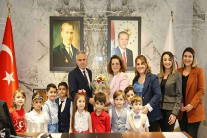 Rektör Özaydın koltuğunu çocuklara devretti