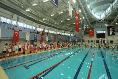 23 NİSAN YÜZME YARIŞLARINDA KULAÇ ATTILAR