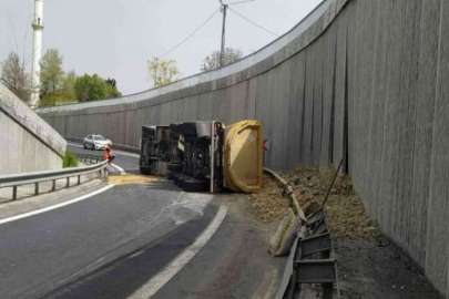 Virajı alamayan hafriyat kamyonu devrildi, bir kişi yaralandı