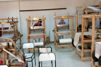 Halı tasarımı programı öğrencileri kilim dokuyor