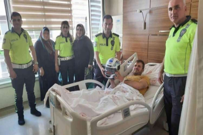 Polisler, tedavi gören kazazedeye kask hediye etti