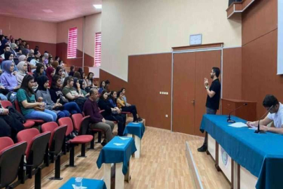 Üniversitede İngilizce kursu tanıtımı gerçekleştirdi