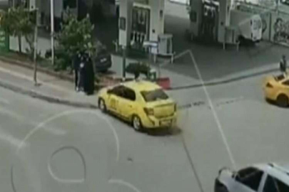 Kontrolden çıkan taksi yayaların arasına daldı, motosikletler çocuklara çarptı