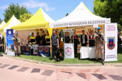 Jandarmanın kurduğu stant yoğun ilgi gördü