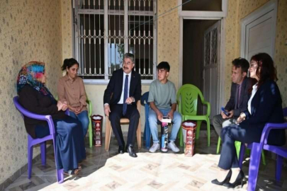 Vali Yılmaz, konuk olduğu ailelerin sorun ve taleplerini dinliyor
