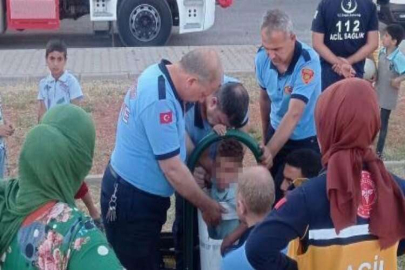 Çöp kovasına sıkışan çocuğu itfaiye kurtardı