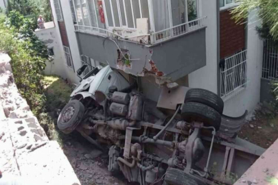 Freni boşalan su tankeri apartmanın bahçesine düştü