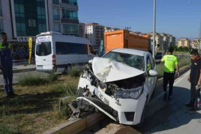 Üç aracın karıştığı kazada 1 kişi yaralandı