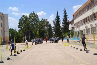 Üniversiteli gençler ortaokul öğrencileri ile oyun oynadı