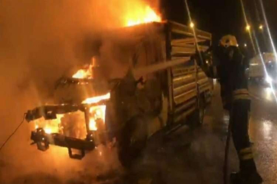 Tıra arkadan çarpan kamyonet alev topuna döndü