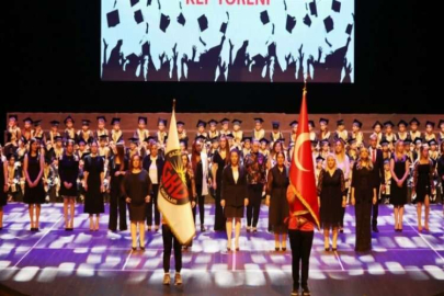 Minik öğrencilerin mezuniyet gururu