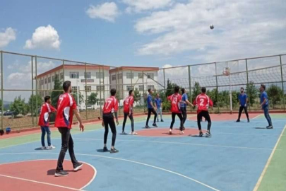 Voleybol turnuvasında başarılı olan üniversite öğrencilerine ödül