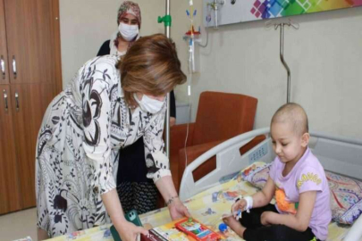 Çocuk hastanesinde tedavi gören öğrencilere karne hediyesi