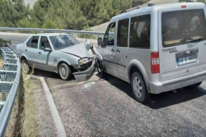 Otomobil ile hafif ticari araç kafa kafaya çarpıştı: 2 yaralı
