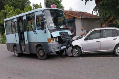 Dolmuş ile otomobil çarpıştı