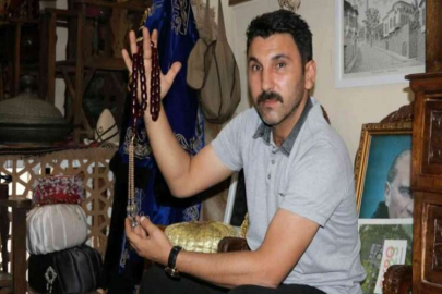 Asırlık tespihine gözü gibi bakıyor