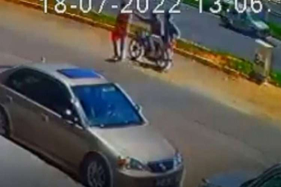 Motosikletli kapkaççılar yayanın telefonunu konuştuğu esnada çaldı