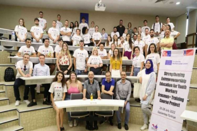 “Gençlik Çalışanları için Girişimcilik Eğitiminin Güçlendirilmesi” projesi HKÜ’de açıldı