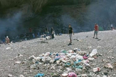 Tarihi alana gelişi güzel atılan çöpler tepkilere neden oluyor