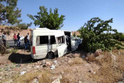 İşçi servisi yoldan çıkarak ağaca çarptı: 15 yaralı