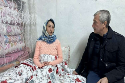 TAHMAZOĞLU GÖÇÜK ALTINDAN ÇIKARILAN DEPREMZEDEYİ ZİYARET ETTİ
