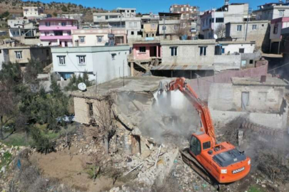 ŞEHİTKAMİL’DEKİ AĞIR HASARLI YAPILARIN YIKIMINA BAŞLANDI