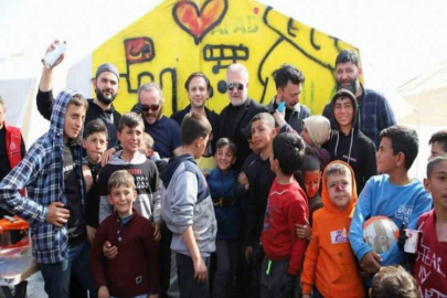 Ünlüler depremzedenin kaldığı AFAD çadırına İstanbul’un fethini resmetti