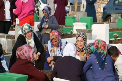 Depremde hayatını kaybedenlerin yakınları mezarlıktan ayrılmıyor