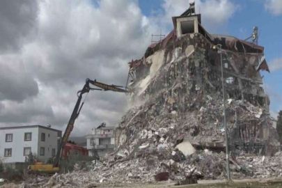 İslahiye’de enkaz kaldırma ve bina yıkım işlemleri sürüyor