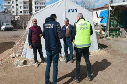 Polis ekipleri çadırları denetliyor