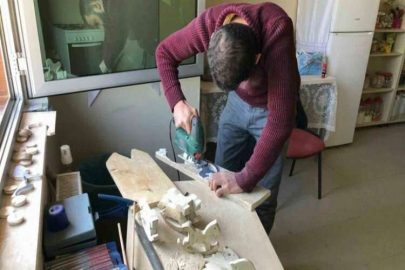 Depremzede çocuklara oyuncak yapıyorlar