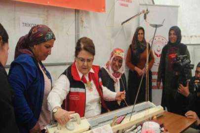 Bakan Yanık depremzede kadınları ziyaret etti