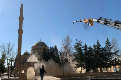 Kilis’te depremde zarar gören caminin minareleri kontrollü şekilde yıkıldı