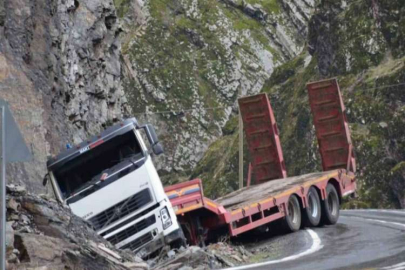 Virajı alamayan tır yol kenarına savruldu
