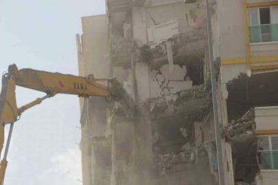 Yıkımı gerçekleştirilen bina, iş makinesinin üzerine devrildi