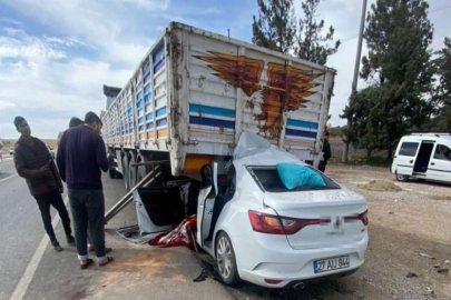 Otomobil park halindeki tırın altına girdi: 1 ölü