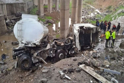 Tanker köprüden düştü: 1 ölü, 1 yaralı