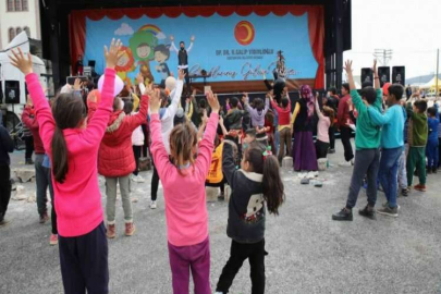 Depremzede çocukların yüzü “mobil tiyatro tırı” ile gülüyor