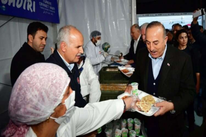 Dışişleri Bakanı Çavuşoğlu iftarını depremzedelerle yaptı